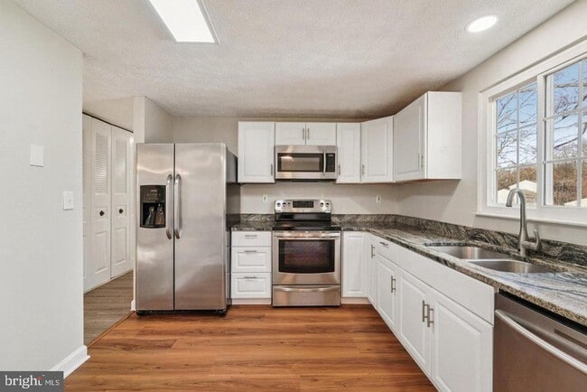 Building Photo - 308 Raussell Pl
