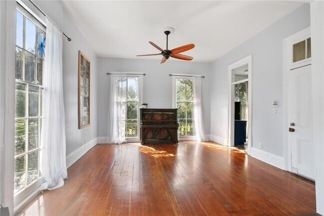 Building Photo - 1703 Coliseum Street Unit 2