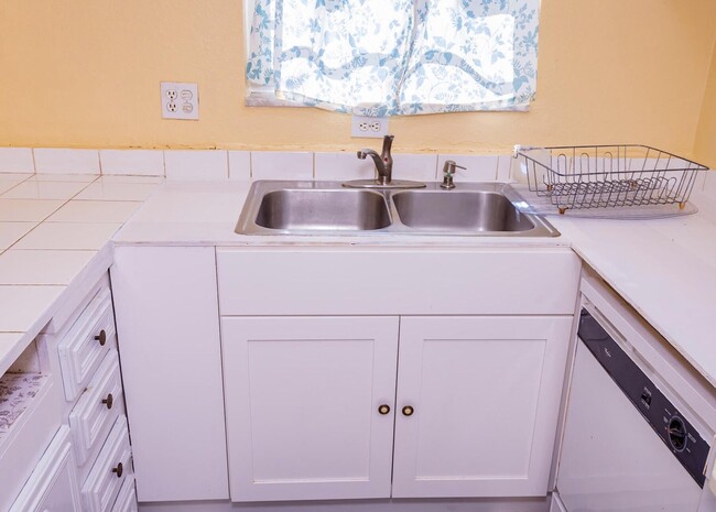 Foto del edificio - 3240 Ridge Hill Rd