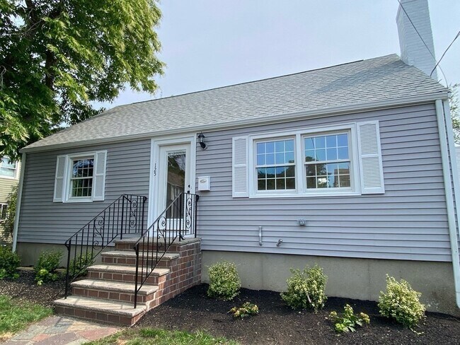 Building Photo - 125 Village St