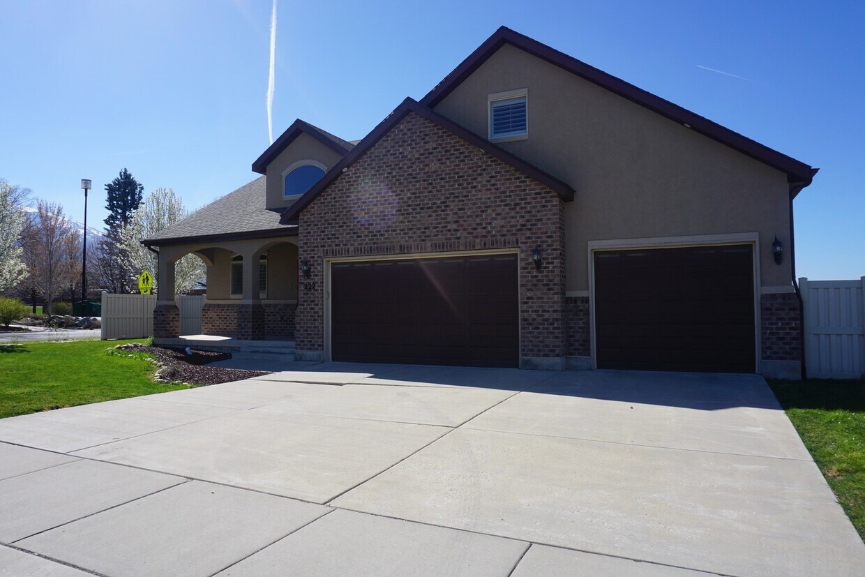 Primary Photo - Gorgeous 4 Bedroom Sandy Home "Pet Friendly"