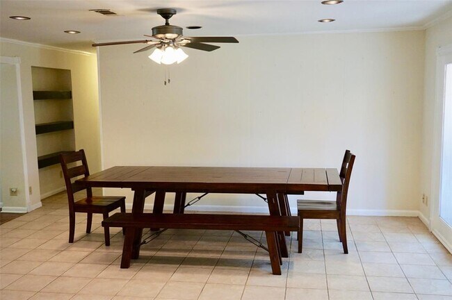 Foto del edificio - 9535 Meadowglen Ln