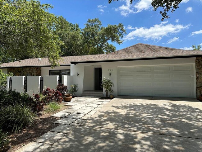 Building Photo - 701 Bluff View Dr