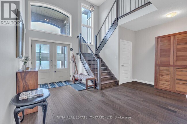 Building Photo - 1303 Dyer Cres