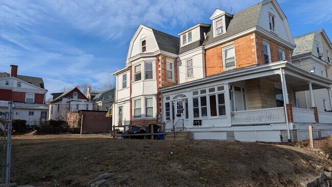 Photo - 123 E Washington Ln Apartments