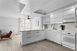Building Photo - 9440 W Bay Harbor Dr