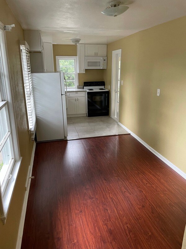 Building Photo - 613 Bourne Pl