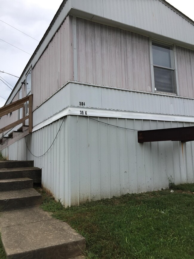 Building Photo - 304 Belew St