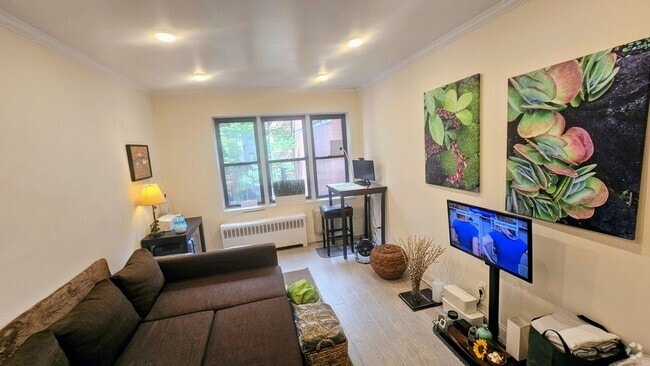 Building Photo - 403 E 73rd St