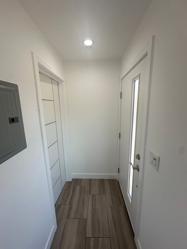 Building Photo - Chic & Private Ground-Level Studio | Priva...