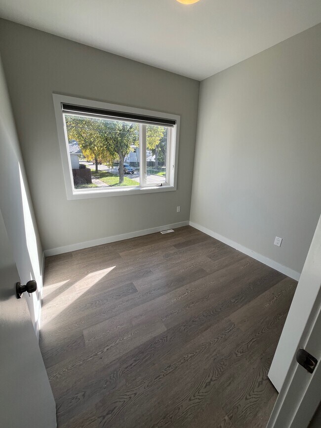 Photo du bâtiment - 718 Kylemore Ave