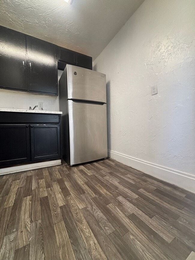 Building Photo - Newly Remodeled 1 bedroom duplex available...