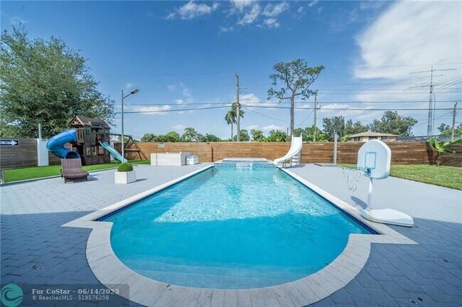 Foto del edificio - 15276 Harrison Rd