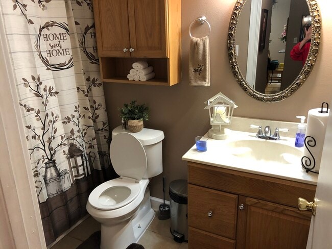 Second full bathroom - 14216 Woodlands Dr