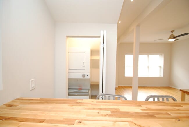 Building Photo - 711 N Hoyne Ave