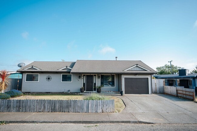 Building Photo - Single Family Home in Mckinleyville!
