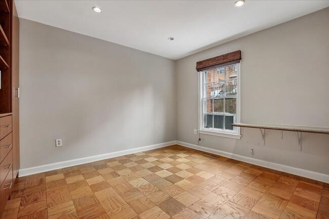 Building Photo - Spacious 2BR/2.5BA Townhouse-Style Condo in Gated Mount Pleasant Community