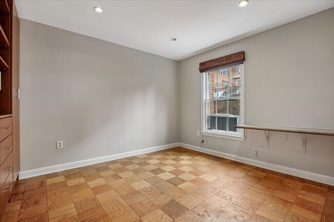 Foto del edificio - Spacious 2BR/2.5BA Townhouse-Style Condo in Gated Mount Pleasant Community