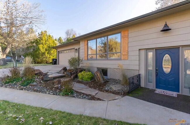Building Photo - 2713 Country Club Dr