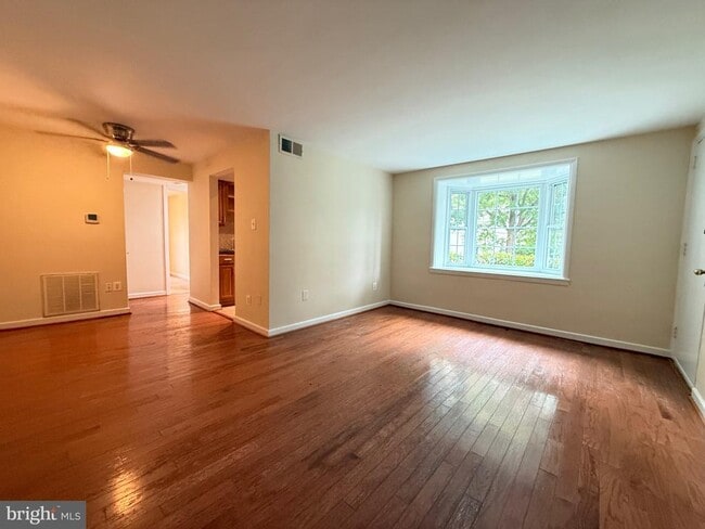 Building Photo - 806 S Arlington Mill Dr