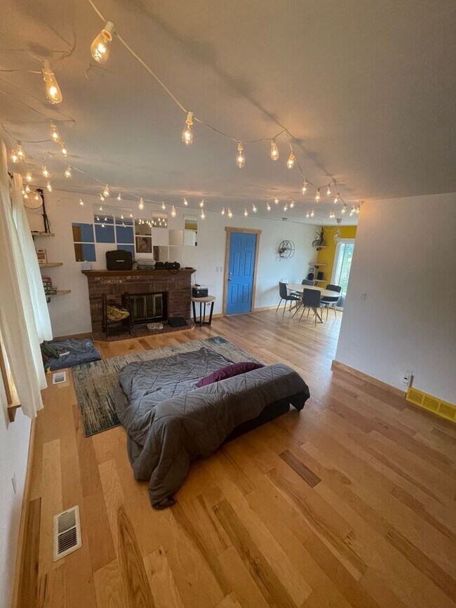 Building Photo - Spacious 3 Bed 1 Bath House in West Fort C...
