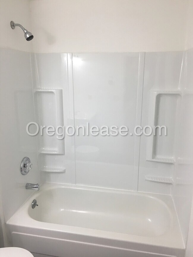 Foto del edificio - 2 bed 1.5 bath West Springfield Townhouse