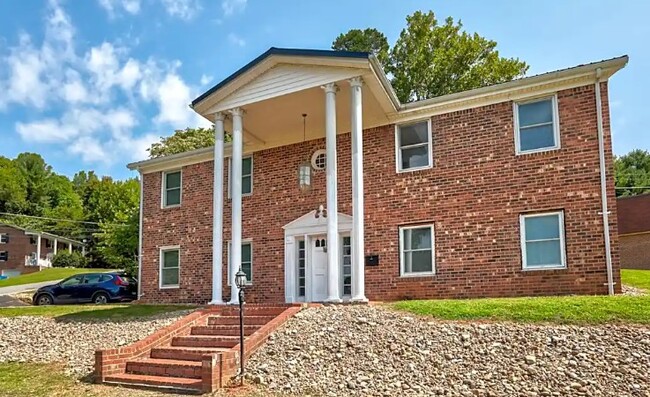 Foto del edificio - Hill Court Apartments