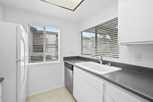 Building Photo - End Unit Condo Home in Woodbridge