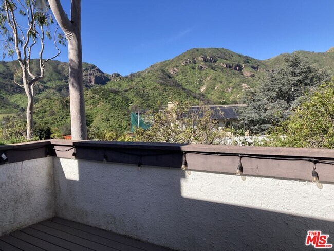 Building Photo - 1506 Palisades Dr