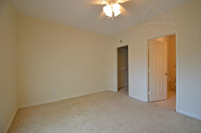 Building Photo - 700 Daniel Ellis Dr