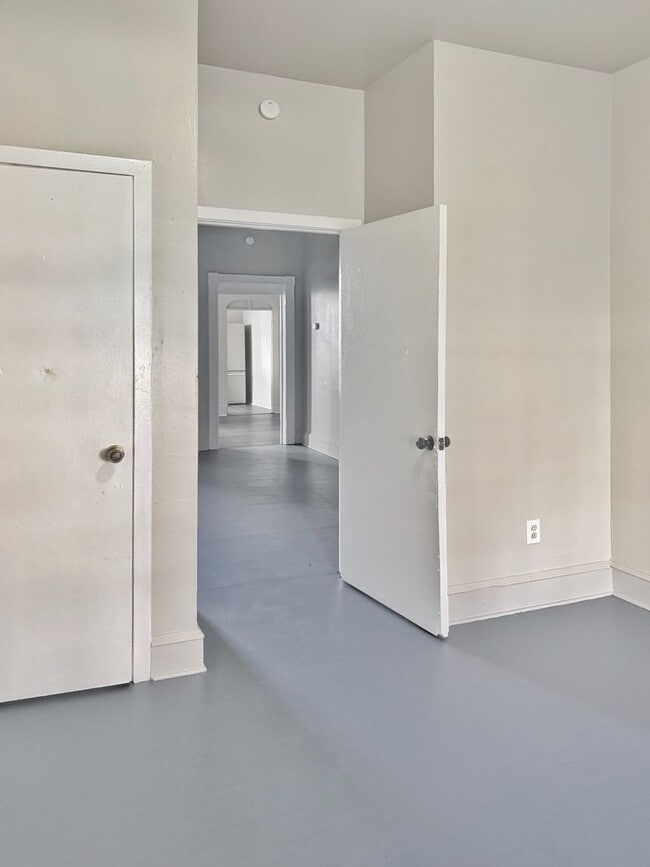 Building Photo - 422 W Allen St