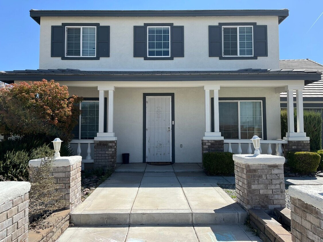 Foto principal - Spacious 5-bedroom, 3-bathroom home in Ade...