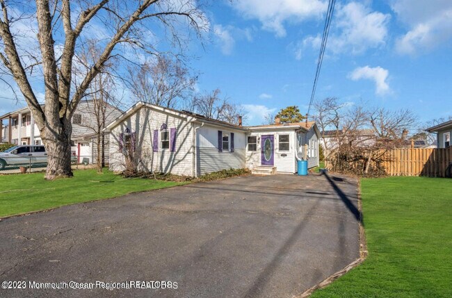 Building Photo - 703A Oak St