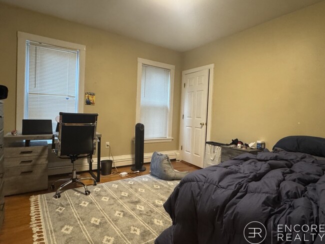 Building Photo - 44 Hillside St