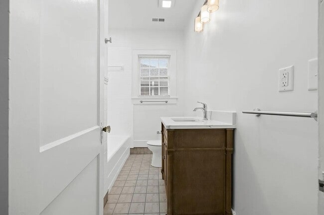 Building Photo - 2112 Crescent Ave