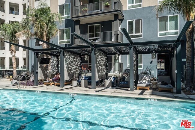 Foto del edificio - 435 W Los Feliz Rd