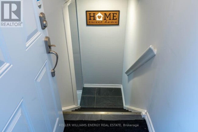 Building Photo - 480 Waverly St N