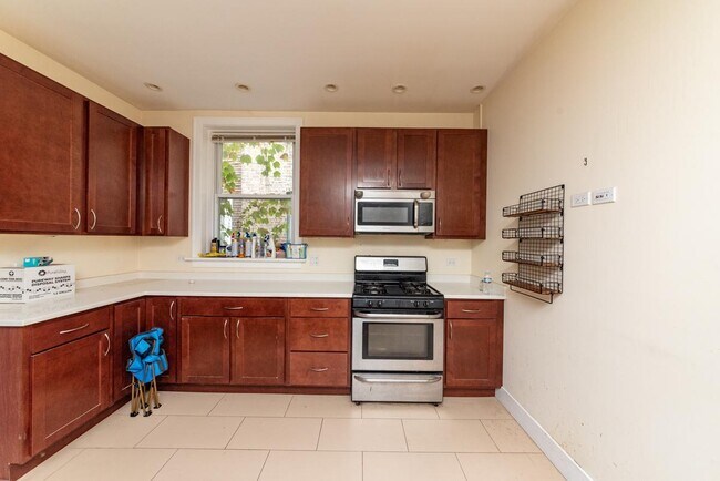 Building Photo - 3 bedroom in Chicago IL 60625
