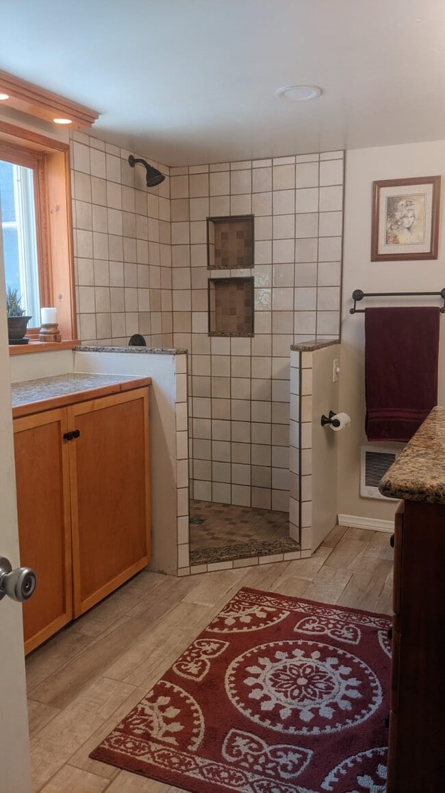 Nuevo baño diseñado a medida, pronto se instalará vidrio. - 13915 Mussey Grade Rd