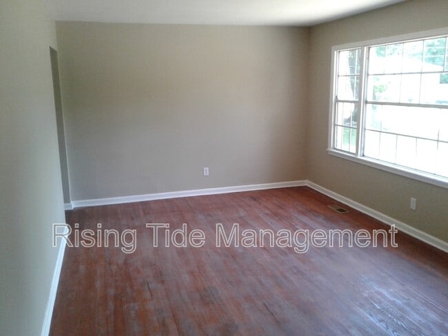 Building Photo - 325 Pat Ave