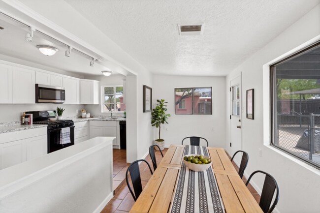Foto del edificio - 2912 N Bentley Ave