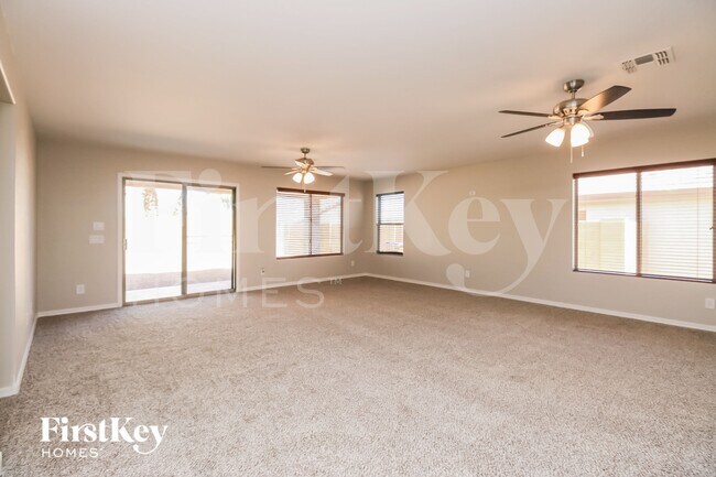 Building Photo - 914 W Desert Canyon Dr