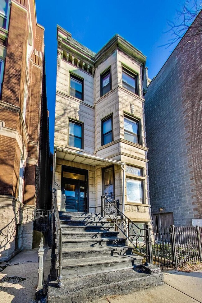 Foto del edificio - 1037 N Damen Ave.