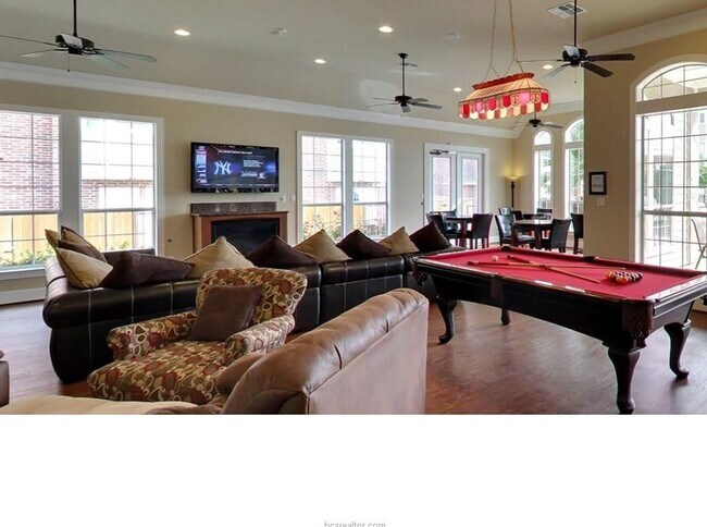 Building Photo - Gorgeous 3 Bed, 3 Bath in Beautiful Lakeridge!