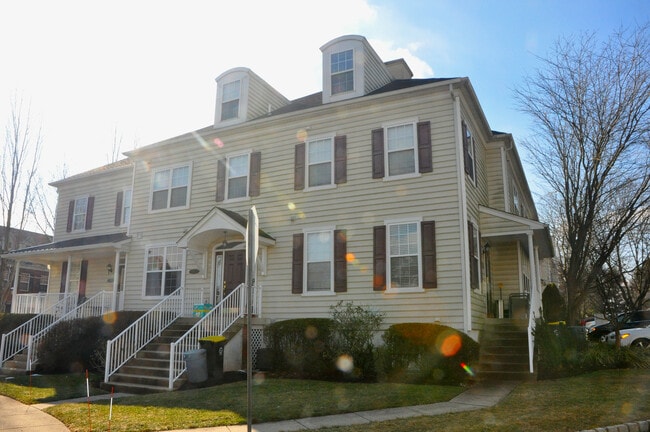 Building Photo - 412 Lantern Dr