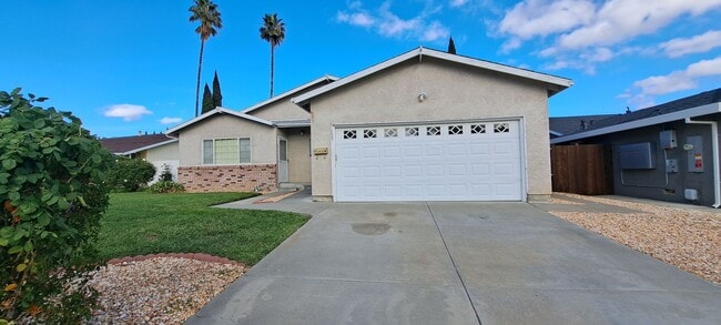 Building Photo - Wow this Charmer has 4 Bedrooms with 2 Pri...