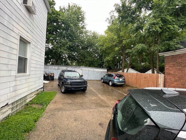 6 car driveway - 5118 Globe Ave