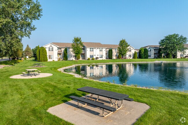 Exterior junto al lago - Emerald Park Villas