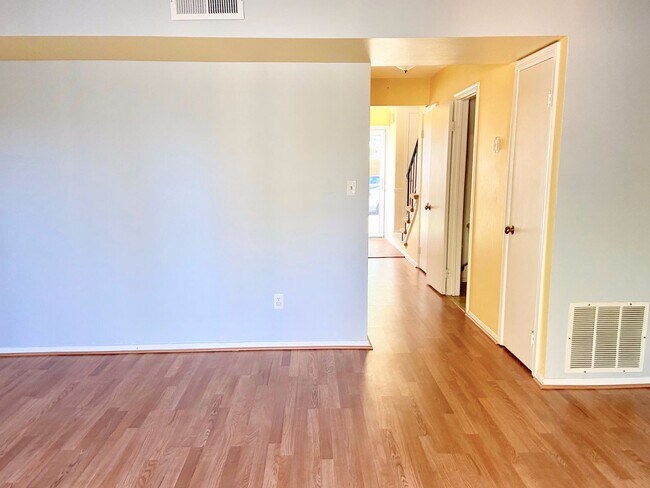 Building Photo - 2BD/1.5BA  Brick Townhouse  Washer/ Dryer Included!