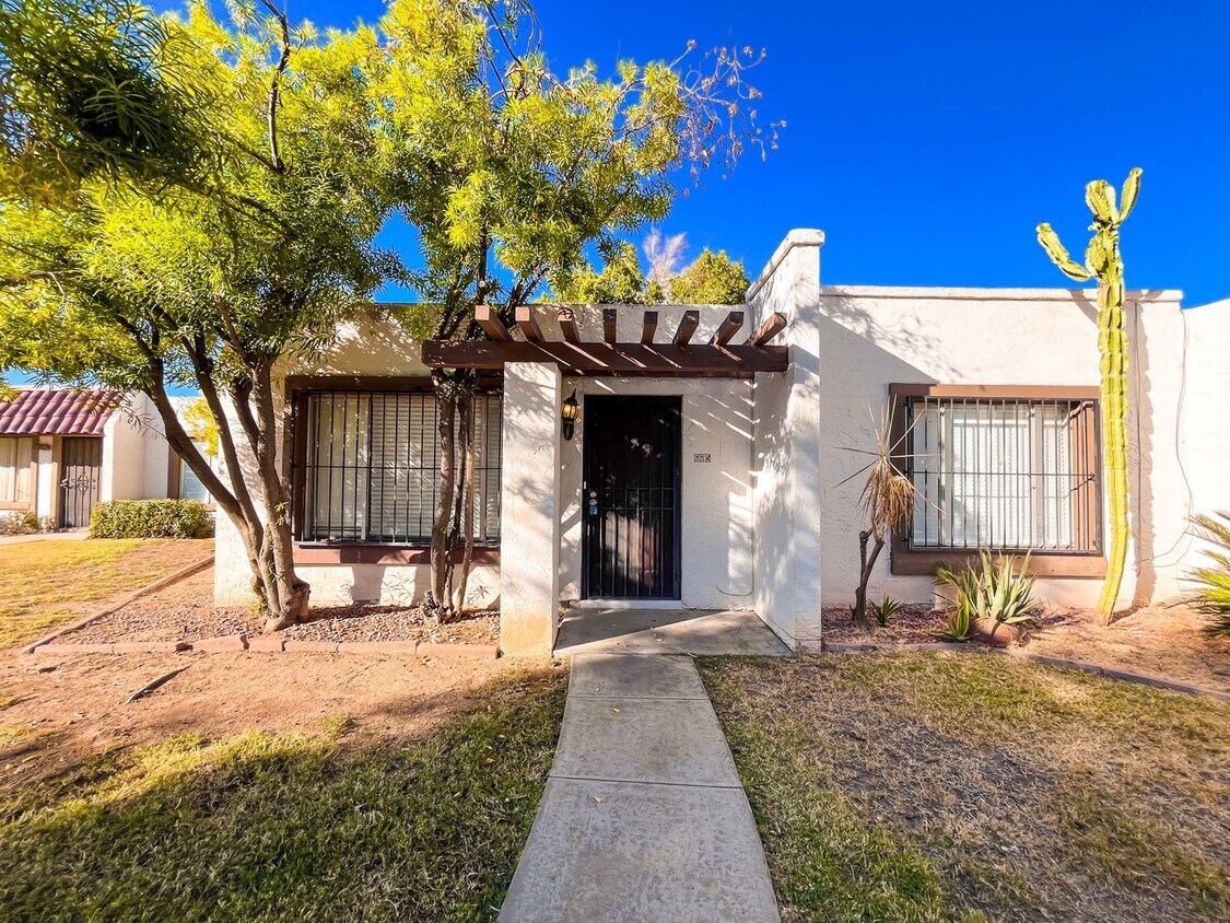 Primary Photo - Large 2 Bedroom Patio Home- Private Yard- ...